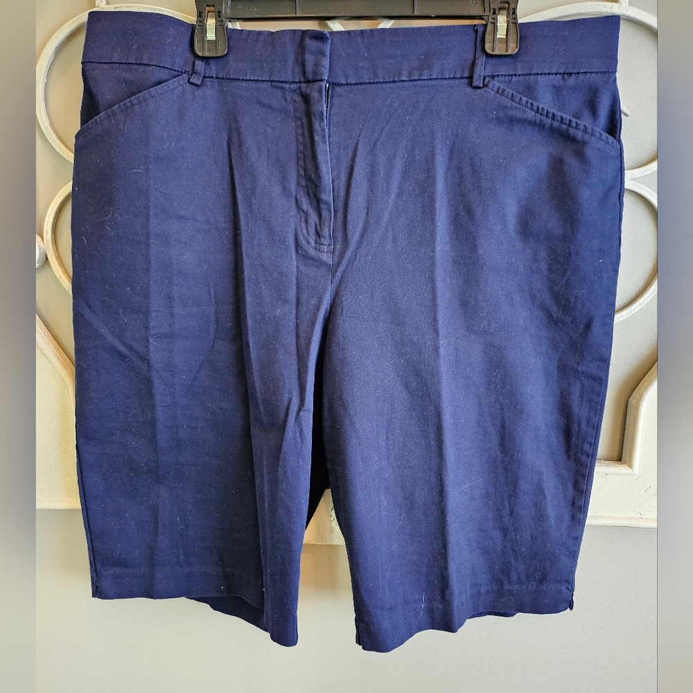 Women's Navy bermuda Shorts euc (Z36)